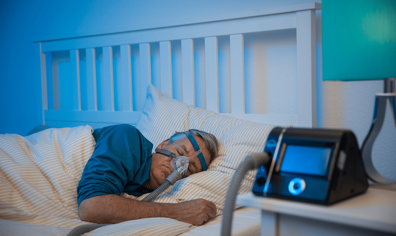 Pacjent korzystający z aparatu CPAP w trakcie snu
